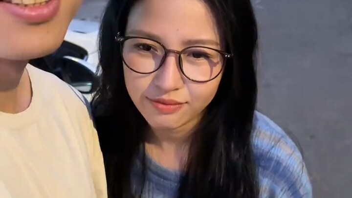 Someone said they wanted to hear Teacher Ye sing, and she was so shy. Today, she’s doing an a cappel