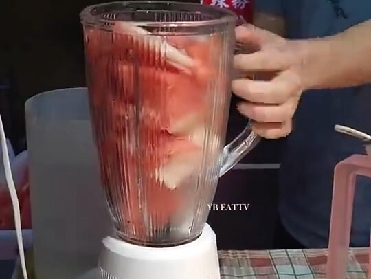 Pertama kali lihat ada yang minum semangka sambil dicampur air