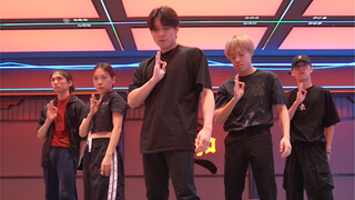 Dongzhe Dance Troupe is celebrating its 10th anniversary by carrying a big flower sedan chair (mista