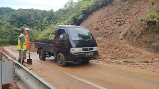 Gerak Cepat Petugas Jln Nasional Membersihkan Longsoron Yang Menutupi Jalan.