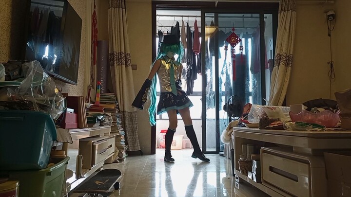 First time cosplaying Hatsune Miku dancing to Billie Jean! (Apologies to everyone)