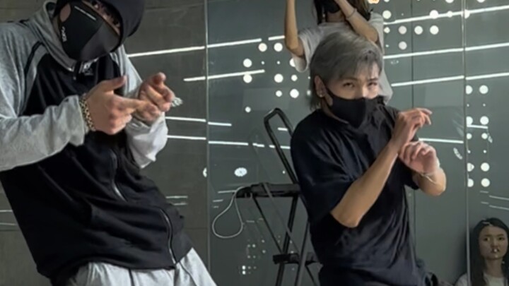 Let's do a tiring dance! The four eight-beat moves almost made me die! Haha! "Bunx Up" choreographed