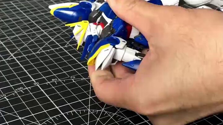 This is the MG Wing Zero Gundam on the tip of your tongue, right? !