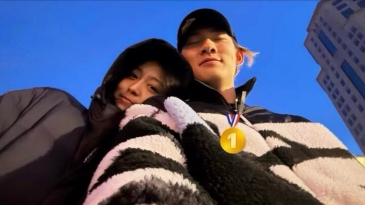 Chu Dịch đăng ảnh thân mật mừng Tô Dực Minh vô địch Olympic mùa đông Milan, nhận được lời hồi đáp ng