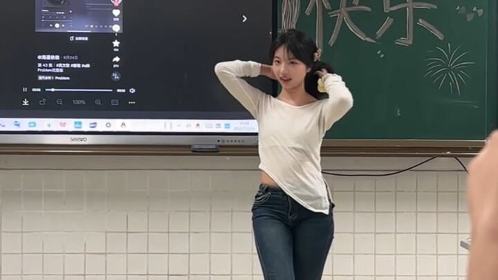 Di acara malam Tahun Baru, penampilan tarian si kakak langsung bikin aku terpana!