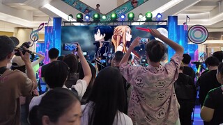 女孩在商场唱《刀剑神域》，瞬间沸腾全场！