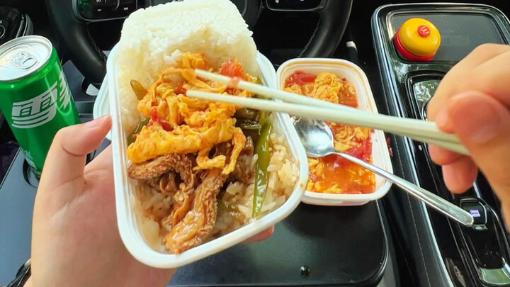 First, savor the aroma of rice and vegetables, then mix thoroughly for a delightful bowl of拌饭.