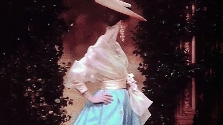 แบรนด์นี้ทุ่มเทสร้างชุดโอตกูตูร์อย่างสุดใจ แต่กลับล้มละลาย! ชุดราตรีของเขาระยิบระยับหรูหราและสง่างาม