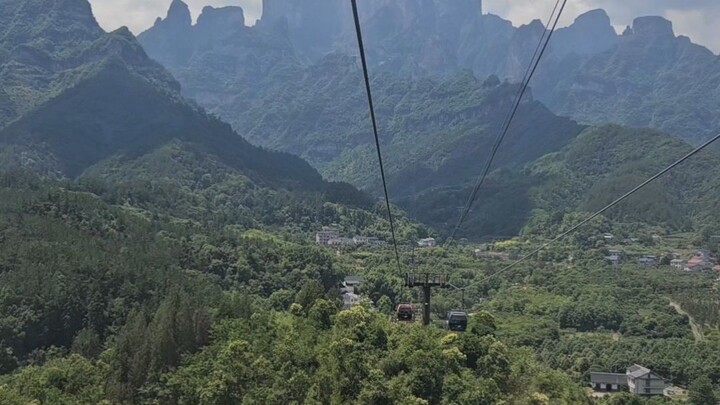 A Visit To Heaven's Gate Mountain  游览天门山