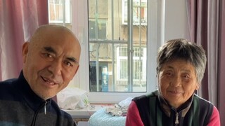 Berikan amplop merah kepada kakek-nenek dan uji reaksi mereka