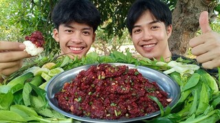 ลาบขมดิบๆ แบบเผ็ดๆกินพร้อมผักและข้าวเหนียว มันแซ่บสุดๆ.