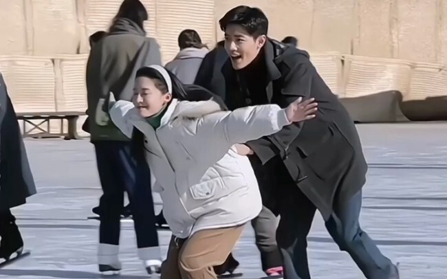 Come and see my friend who is learning to skate in Shichahai~
