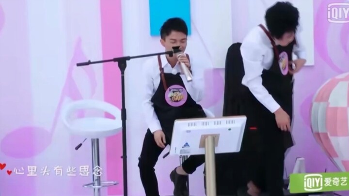 【تشو شين】يتخفّى كنادل ويغنّي في المطعم، ولم يتوقّع أن يجذب هذا الكثير من الزبائن بسحر صوته الجبّار!