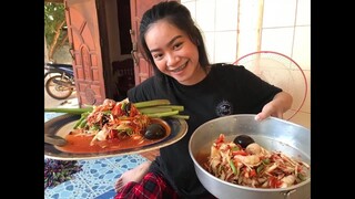 ตำไข่เค็มตำตีนไก่กับน้องไต๋กับน้องไข่