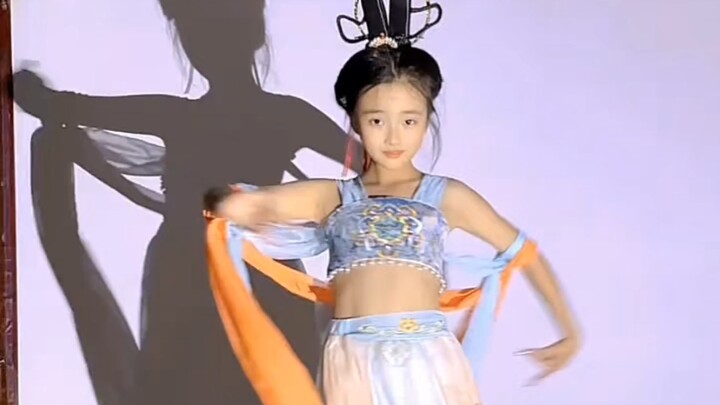 مجموعة مختارة من مقاطع الفيديو الرائعة للفتاة الأمريكية الجميلة وو شياومو وهي ترقص بأسلوب قديم