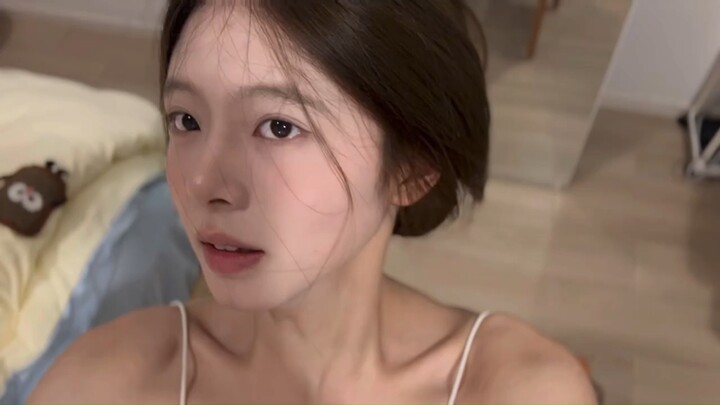 It only takes a few seconds to fall in love with her bare face.