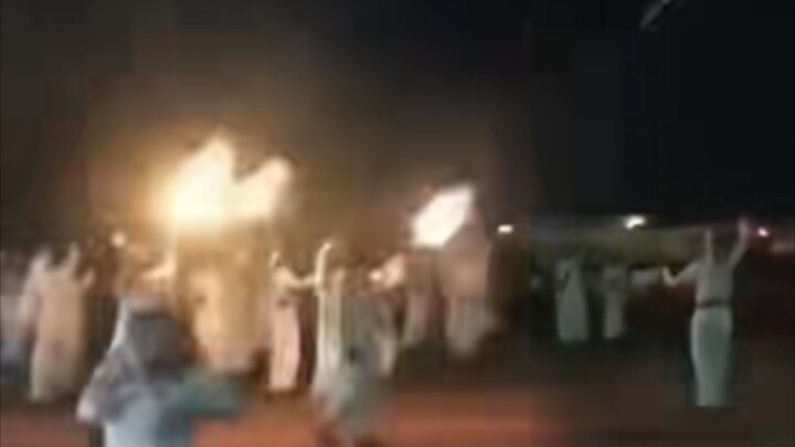 Đội một mảnh vải trên đầu, hoặc là rùng rợn, hoặc là giàu có!