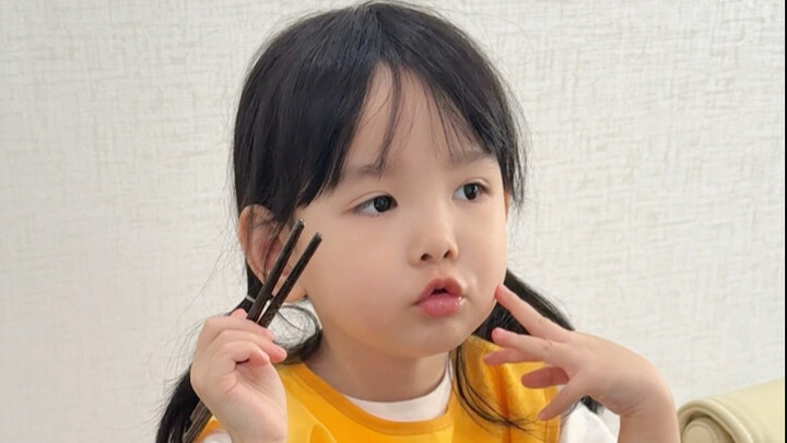 Cucu perempuan yang suka bercerita kepada neneknya～