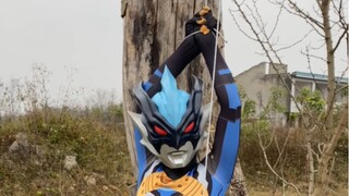 Saudara Tregear diikat ke pohon oleh monster Lamora