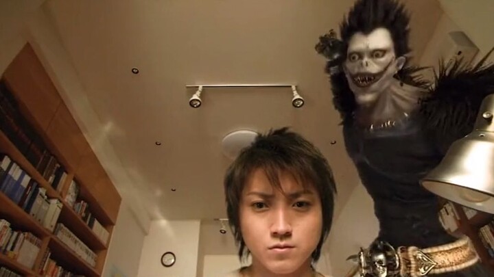 Thần Chết Thú Cưng điên cuồng đòi anh cho táo, nhưng anh vẫn im lặng không nói lời nào.