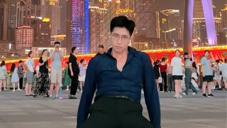 มาเรียเต้นรำอย่างกล้าหาญบนถนนของฉงชิ่ง
