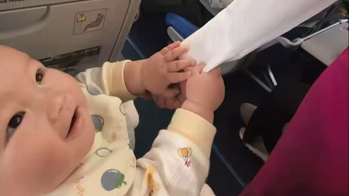 ทารกอายุไม่กี่เดือนทำสิ่งที่ผู้ใหญ่ยังไม่กล้าทำ! ชัดเลยว่าความชอบผู้หญิงสวยไม่มีจำกัดอายุ