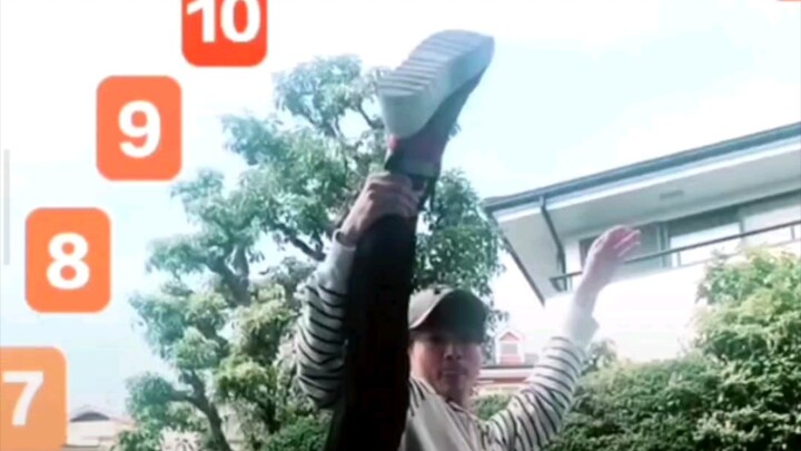 力丸 把腿掰到脑袋上？我也会