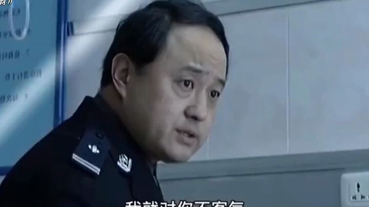 ชายหนุ่มอวดอ้างว่าตัวเองใส่ชุดตำรวจ ตะโกนสั่งคนหนุ่มอย่างเหิมเกริม แต่พอผู้กำกับมาถึง ก็เมินเขาทันที