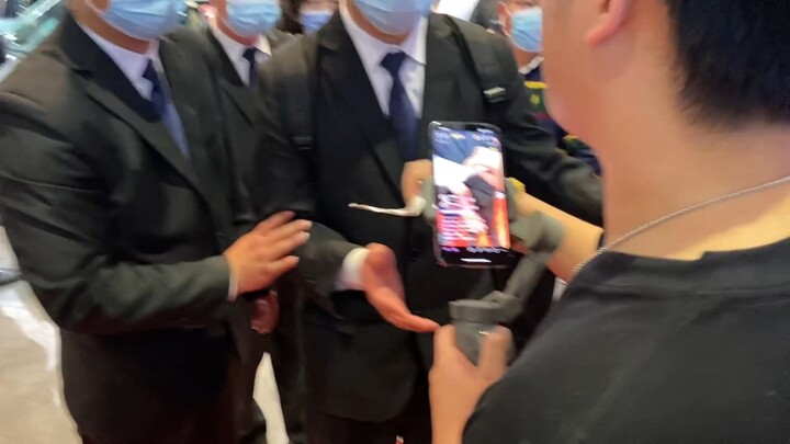 At the 2023 Shanghai International Auto Show, Chinese people handed out ice cream to other Chinese p