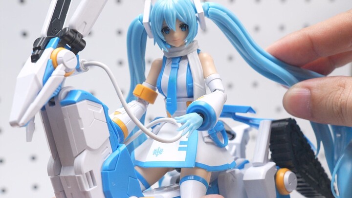 Is this reasonable? A snow-attributed Hatsune Miku vehicle... can even transform into a snowmobile! 