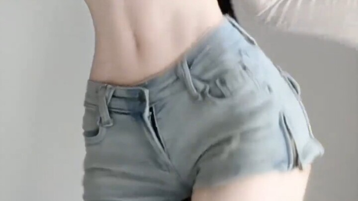 Chị Táo kéo quần làm gì vậy? Khó đoán quá!