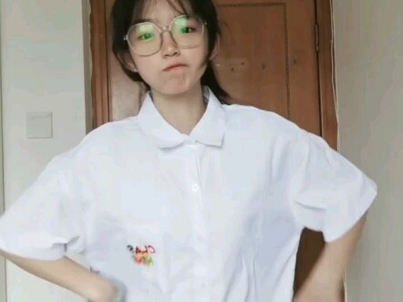 Cô nữ sinh trung học trong sáng, dễ thương và ngây thơ đã có mặt ở đây