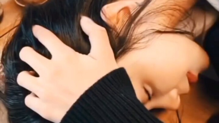 How can one take photos that look like a couple?