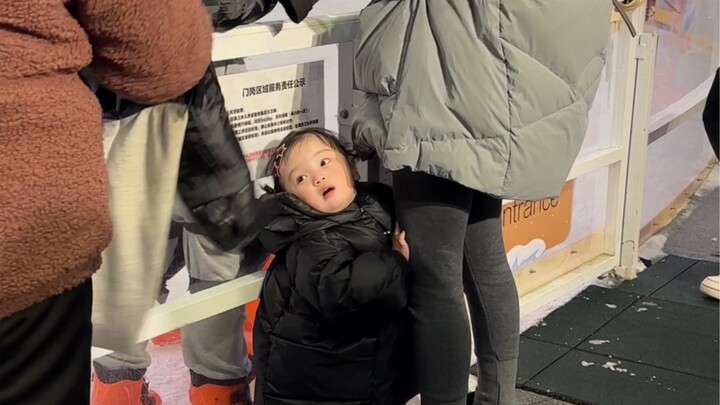 This child keeps holding the wrong mother all day long