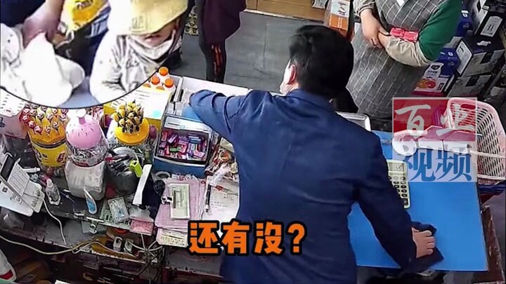 Woman Uses Child as Cover to Steal Rice at the Supermarket, Gets Caught Red-Handed and Still Argues 