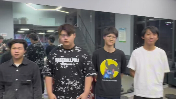 นักเรียนในฐานทัพอีสปอร์ต X ที่เล่นเกมแบบไร้ประสิทธิภาพ พวกอาชญากรเหล่านี้ ให้ออกมายืนเรียงแถวทั้งหมด