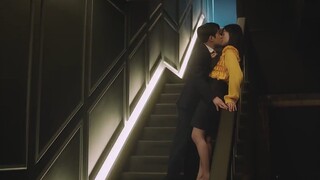【韩剧吻戏】男票送女同事回家，楼梯上禁不住诱惑亲吻起来～