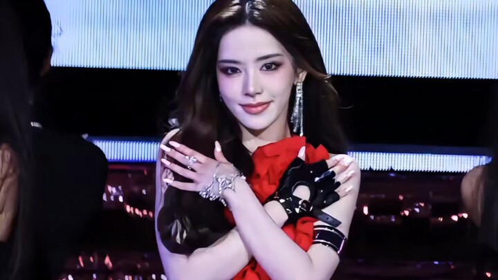 Màn nhảy mở đầu "talk that talk" tại buổi gặp gỡ ở Hàng Châu của Velociraptor Teresa