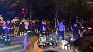 喊你不要骑鬼火嘛！这下被帽子叔叔按倒了吧！