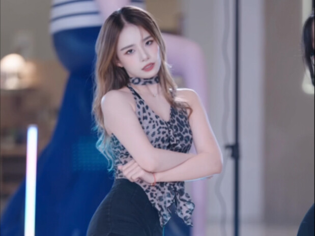 لم أكن أتوقع أن خصلة الشعر تلك... ستلتصق كاملةً على وجهي طوال أغنية كاملة! [رائع جدًا - سيستار]