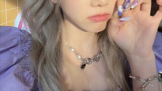 كودي يحتاج إلى زيادة في راتبه. في كل مرة يُغني فيها، يكون أسلوبه أشبه بفتح صندوق أعمى. الموضوع لا يت