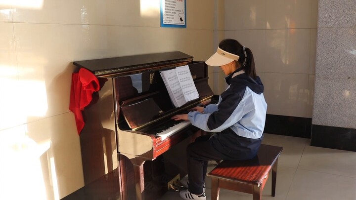 Saat "Nama Bunga yang Tak Terdengar" diputar di gedung seni sekolah