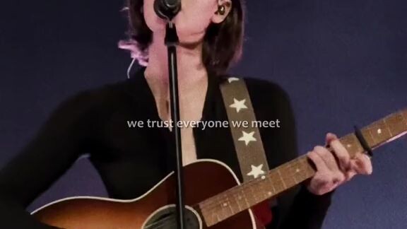 Gracie Abrams sings Everywhere, Everything live on Melbourne 😍