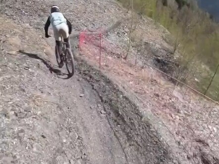 التزلج السريع على الدراجات الجبلية... مجرد قلة انتباه وستجد نفسك تأكل على المائدة مباشرة!