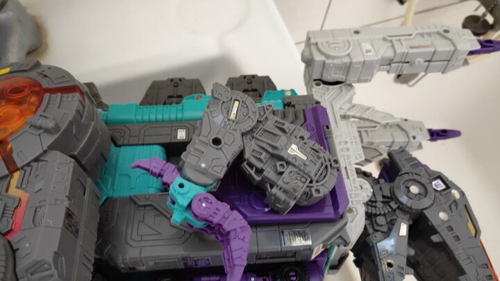 [Transformers Toys] Iron Ankle Dragon Crisis!! Is the Zerg under pressure? Transformers wearing fore