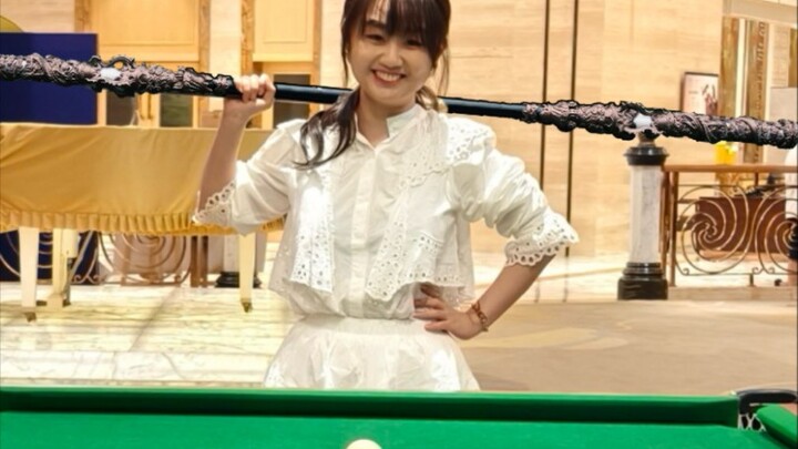When Zhan Ying was playing chess, Ke Jie watched from the side and burst out laughing. Later, Ke Jie