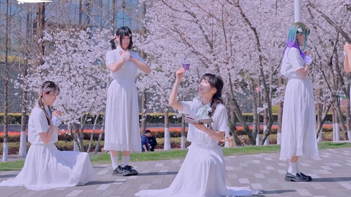 Summer's whereabouts/Summer's here.❀The summer that resonates with each other is the present and ete