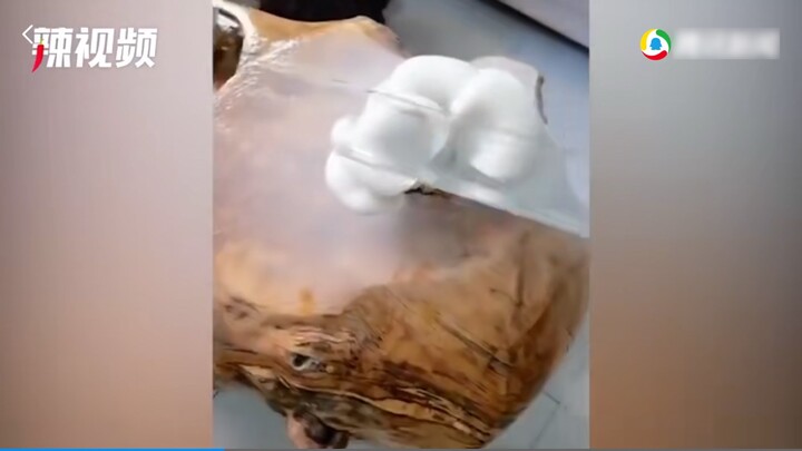 Seorang pria tidak pergi ke kantor selama tujuh hari dan menemukan jamur tumbuh di meja teh kayu ket