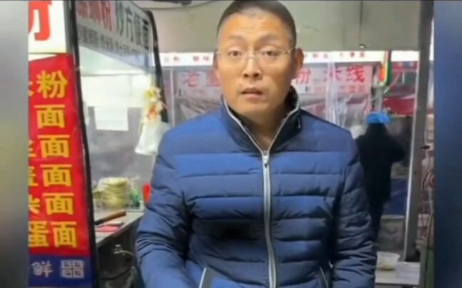 Saya minta bos menumis nasi goreng telur, tapi rasanya dia terus mengerutkan kening