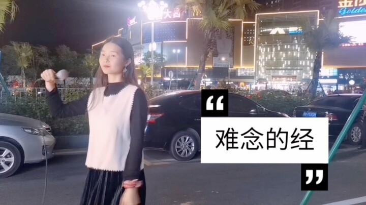 Cô gái xinh đẹp giữa phố, bên lề đường cất giọng hát bản hit “Khó Niệm Đạo Kinh”, tự mình khuấy động